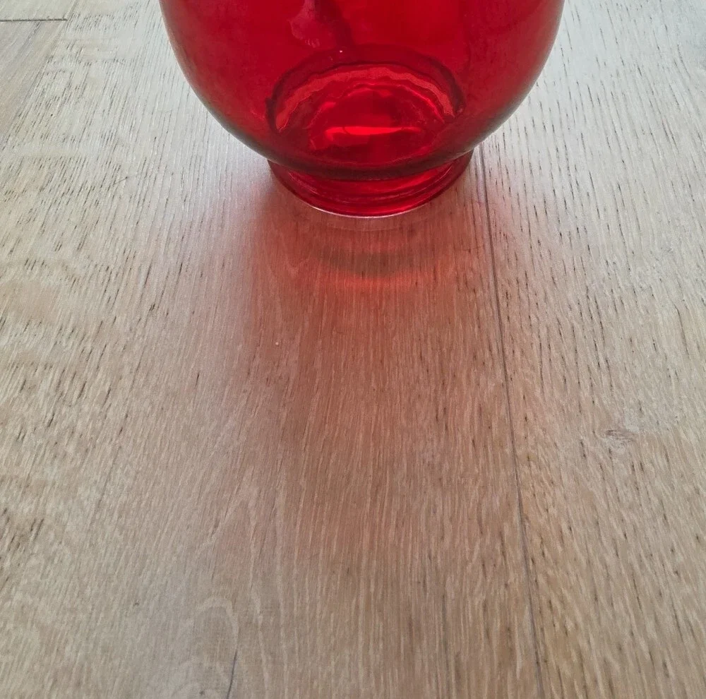 N/A striking red